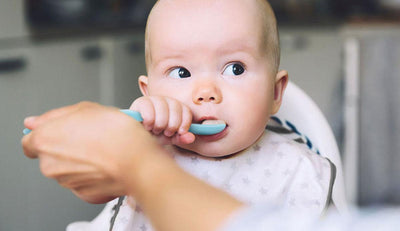 5 façons de savoir que votre bébé est prêt à manger des aliments solides 